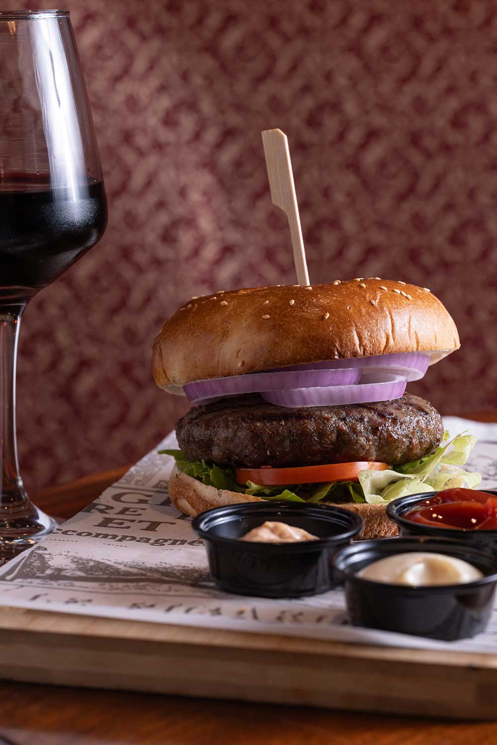 מנת המבורגר מהתפריט של אוסליבן מודיעין